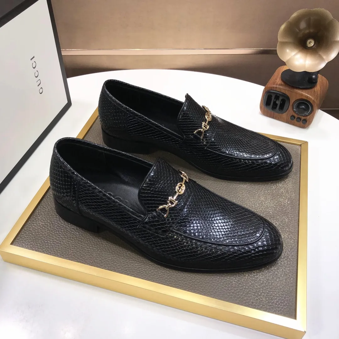 Men's shoes💰500💰Italy's top luxury men's shoe giant (GUCCI) (Gucci) (full cowhide lining) new arrival🍃Original European style🔰 Pleasant to the eye😍In order to make the shoes more durable and non-deformable🌀The production continues to follow traditional methods but there is still no lack of innovation💪Choose original sheepskin for the leather♻️ Smooth and natural And extra bright ⭐Made of imported cowhide, the first choice of rich people 38-45 (45 customized)